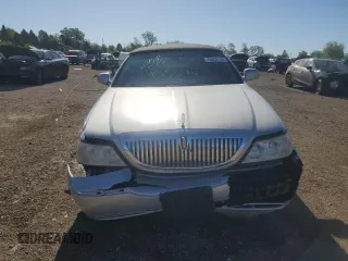 2004 Lincoln Town Car Ultimate z VIN 1LNHM83W94Y625182, wystawiony jako Copart lot #55632185 z przebiegiem 179 597 mil mil oraz Szkoda całkowita • Salvage title. Historia ofert i sprzedaży dostępna na DreamBid. Obrazek 5.