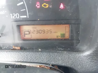 2015 Chevrolet City Express Cargo LS z VIN 3N63M0YN7FK725403, wystawiony jako IAAI lot #41613261 z przebiegiem 230 935 mil mil oraz . Historia ofert i sprzedaży dostępna na DreamBid. Obrazek 7.