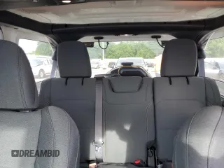 2024 Jeep Wrangler Sahara z VIN 1C4PJXEG8RW264328, wystawiony jako Copart lot #57106615 z przebiegiem 14 890 mil mil oraz Szkoda całkowita • Salvage title. Historia ofert i sprzedaży dostępna na DreamBid. Obrazek 10.