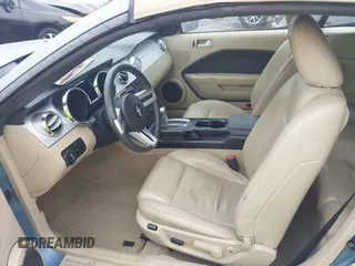 2005 Ford Mustang Deluxe z VIN 1ZVFT84N655195289, wystawiony jako IAAI lot #42182596 z przebiegiem 84 205 mil mil oraz . Historia ofert i sprzedaży dostępna na DreamBid. Obrazek 5.