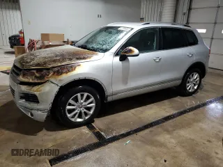 2014 Volkswagen Touareg Lux z VIN WVGEF9BPXED004510, wystawiony jako Copart lot #47799655 z przebiegiem 124 625 mil mil oraz Szkody całkowita. Historia ofert i sprzedaży dostępna na DreamBid. Obrazek 1.
