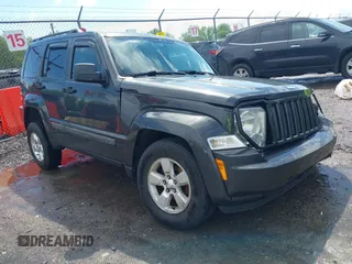 2011 Jeep Liberty Sport z VIN 1J4PN2GK9BW585951, wystawiony jako IAAI lot #42208823 z przebiegiem 111 347 mil mil oraz . Historia ofert i sprzedaży dostępna na DreamBid. Obrazek 1.