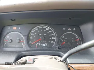 2003 Ford Crown Victoria LX z VIN 2FAFP74WX3X184730, wystawiony jako IAAI lot #42264132 z przebiegiem 297 561 mil mil oraz . Historia ofert i sprzedaży dostępna na DreamBid. Obrazek 7.