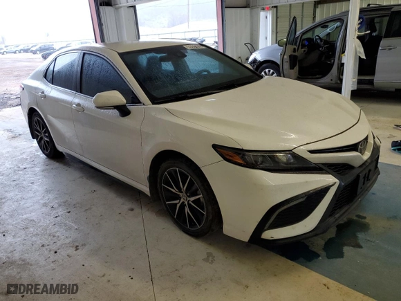 2022 Toyota Camry SE with VIN 4T1G11AK2NU715732, listed as a Copart auction lot 48901655 with 56,311 mi miles and Clean Title. Bid and sale history available at carsss.com. Image 4.