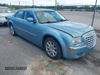 2008 Chrysler 300 Limited z VIN 2C3KA33G98H267617, wystawiony jako IAAI lot #42256596 z przebiegiem 391 552 mil mil oraz . Historia ofert i sprzedaży dostępna na DreamBid. Obrazek 1.