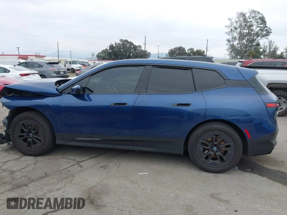 2024 BMW iX xDrive50 z VIN WB523CF05RCN71984, wystawiony jako IAAI lot #41469238 z przebiegiem 45 447 mil mil oraz . Historia ofert i sprzedaży dostępna na DreamBid. Obrazek 14.