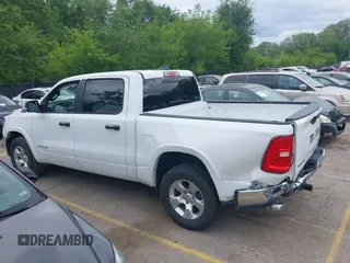 2025 Ram 1500 Big Horn z VIN 1C6SRFFP4SN562194, wystawiony jako IAAI lot #42213184 z przebiegiem 25 704 mil mil oraz . Historia ofert i sprzedaży dostępna na DreamBid. Obrazek 14.