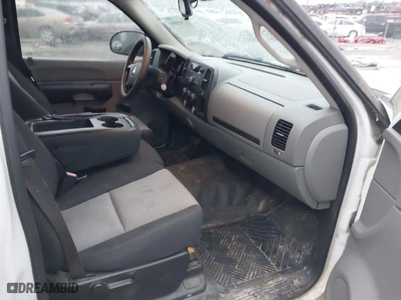 2007 Chevrolet Silverado 1500 LT w/1LT with VIN 1GCEC14027Z557284, listed as a IAAI auction lot 41792086 with 295,377 mi miles. Bid and sale history available at carsss.com. Image 5.