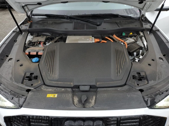 2023 Audi e-tron Sportback Premium Plus z VIN WA12ABGE1PB007387, wystawiony jako Copart lot #50734225 z przebiegiem 48 484 mil mil oraz Szkoda całkowita • Salvage title. Historia ofert i sprzedaży dostępna na DreamBid. Obrazek 11.