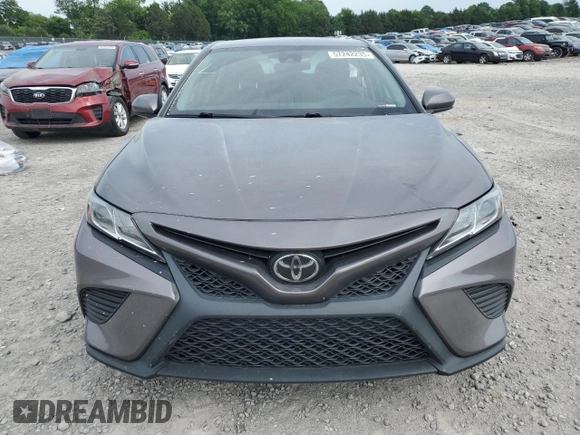 2020 Toyota Camry SE z VIN 4T1G11AK8LU927869, wystawiony jako Copart lot #57242235 z przebiegiem 85 487 mil mil oraz Szkoda całkowita • Salvage title. Historia ofert i sprzedaży dostępna na DreamBid. Obrazek 5.