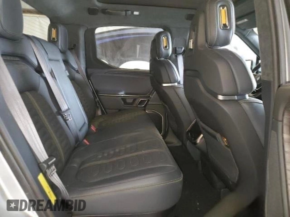 2022 Rivian R1T Launch Edition z VIN 7FCTGAAL7NN006406, wystawiony jako Copart lot #60049275 z przebiegiem 1 517 mil mil oraz Czysty tytuł • Clean title. Historia ofert i sprzedaży dostępna na DreamBid. Obrazek 6.