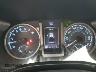 2018 Toyota Tacoma SR5 z VIN 3TMAZ5CN6JM075279, wystawiony jako Copart lot #55894855 z przebiegiem 134 746 mil mil oraz Szkoda całkowita • Salvage title. Historia ofert i sprzedaży dostępna na DreamBid. Obrazek 9.