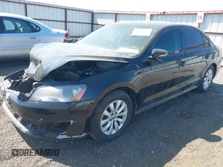 2012 Volkswagen Passat S z VIN 1VWAP7A3XCC003957, wystawiony jako IAAI lot #42416235 z przebiegiem 126 078 mil mil oraz . Historia ofert i sprzedaży dostępna na DreamBid. Obrazek 2.