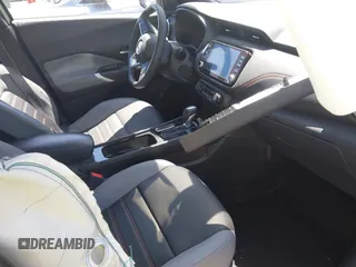 2023 Nissan Kicks SR z VIN 3N1CP5DV3PL539997, wystawiony jako IAAI lot #42352528 z przebiegiem 52 259 mil mil oraz . Historia ofert i sprzedaży dostępna na DreamBid. Obrazek 5.