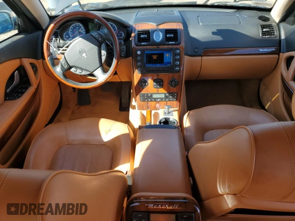2006 Maserati Quattroporte z VIN ZAMCE39A960023356, wystawiony jako Copart lot #76954384 z przebiegiem 76 185 mil mil oraz Szkody całkowita. Historia ofert i sprzedaży dostępna na DreamBid. Obrazek 8.
