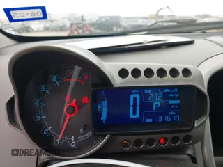 2015 Chevrolet Sonic LT z VIN 1G1JC5SH7F4112395, wystawiony jako IAAI lot #41931652 z przebiegiem 131 610 mil mil oraz . Historia ofert i sprzedaży dostępna na DreamBid. Obrazek 7.