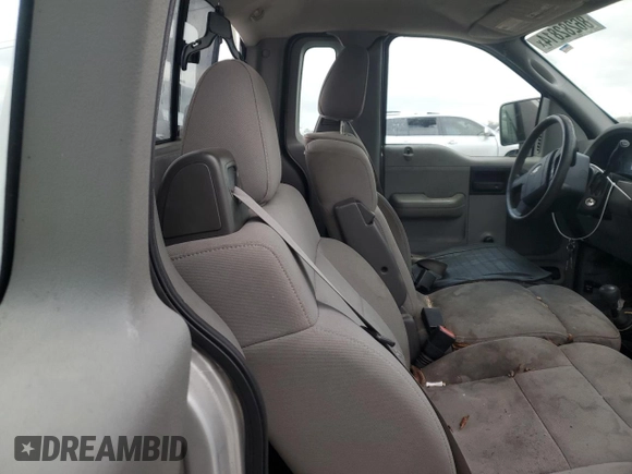 2005 Ford F-150 XL z VIN 1FTRF14595NB10329, wystawiony jako Copart lot #86282814 z przebiegiem 100 859 mil mil oraz Czysty tytuł • Clean title. Historia ofert i sprzedaży dostępna na DreamBid. Obrazek 10.