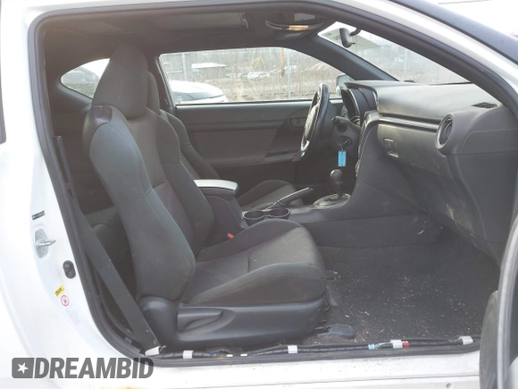 2011 Scion tC z VIN JTKJF5C75B3017346, wystawiony jako IAAI lot #41683984 z przebiegiem 109 342 mil mil oraz . Historia ofert i sprzedaży dostępna na DreamBid. Obrazek 5.