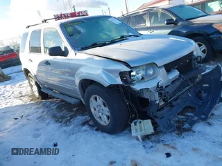 2007 Ford Escape XLT with VIN 1FMCU03127KA61978, listed as a IAAI auction lot 41371360 with 179,025 mi miles. Bid and sale history available at carsss.com. Image 1.