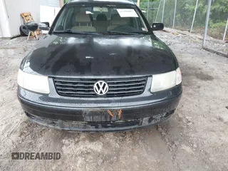 1999 Volkswagen Passat GL z VIN WVWMD63B2XE351611, wystawiony jako IAAI lot #42308007 z przebiegiem 180 893 mil mil oraz . Historia ofert i sprzedaży dostępna na DreamBid. Obrazek 12.