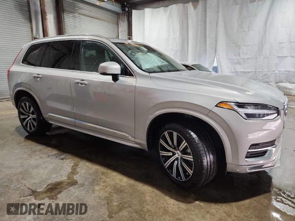 2025 Volvo XC90 Core z VIN YV4M12PJ9S1335325, wystawiony jako Copart lot #59616245 z przebiegiem 13 776 mil mil oraz Czysty tytuł • Clean title. Historia ofert i sprzedaży dostępna na DreamBid. Obrazek 4.