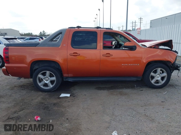 2008 Chevrolet Avalanche LTZ z VIN 3GNEC12J48G216702, wystawiony jako IAAI lot #41753596 z przebiegiem 299 925 mil mil oraz . Historia ofert i sprzedaży dostępna na DreamBid. Obrazek 14.