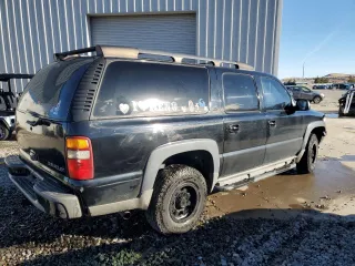 2002 Chevrolet Suburban Z71 with VIN 3GNFK16T12G256875, listed as a Copart auction lot 87745445 with 294,778 mi miles and Salvage Title. Bid and sale history available at carsss.com. Image 3.