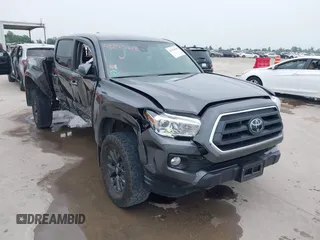 2023 Toyota Tacoma SR5 z VIN 3TYAZ5CN1PT032983, wystawiony jako IAAI lot #42293618 z przebiegiem 27 762 mil mil oraz . Historia ofert i sprzedaży dostępna na DreamBid. Obrazek 1.