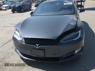 2016 Tesla Model S 90D z VIN 5YJSA1E40GF145137, wystawiony jako Copart lot #62027605 z przebiegiem 92 060 mil mil oraz Szkoda całkowita • Salvage title. Historia ofert i sprzedaży dostępna na DreamBid. Obrazek 13.