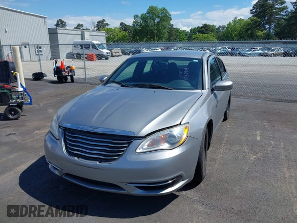 2014 Chrysler 200 LX z VIN 1C3CCBAG3EN103701, wystawiony jako IAAI lot #42269347 z przebiegiem 180 790 mil mil oraz . Historia ofert i sprzedaży dostępna na DreamBid. Obrazek 2.