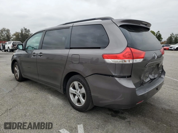 2012 Toyota Sienna LE AAS с VIN 5TDKK3DC8CS241590, выставлен на аукционе Copart как лот 53308815 с пробегом 141 292 миль миль и Списание • Salvage title. История ставок и продаж доступна на DreamBid. Изображение 2.