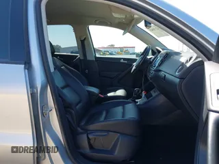 2017 Volkswagen Tiguan S z VIN WVGAV7AX5HK016877, wystawiony jako IAAI lot #42174845 z przebiegiem 99 334 mil mil oraz . Historia ofert i sprzedaży dostępna na DreamBid. Obrazek 5.