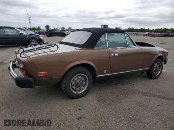 1980 FIAT 124 Spider z VIN 124CS20160764, wystawiony jako Copart lot #69708634 z przebiegiem 64 421 mil mil oraz Szkoda całkowita • Salvage title. Historia ofert i sprzedaży dostępna na DreamBid. Obrazek 3.