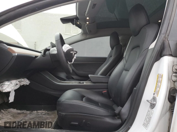 2020 Tesla Model 3 Standard Range Plus z VIN 5YJ3E1EAXLF733894, wystawiony jako Copart lot #49152645 z przebiegiem Nie podano mil oraz Czysty tytuł • Clean title. Historia ofert i sprzedaży dostępna na DreamBid. Obrazek 7.