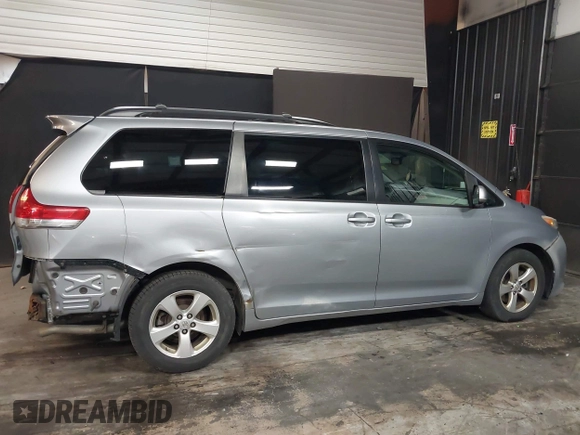 2014 Toyota Sienna LE AAS z VIN 5TDKK3DC5ES506503, wystawiony jako IAAI lot #42076671 z przebiegiem 320 016 mil mil oraz . Historia ofert i sprzedaży dostępna na DreamBid. Obrazek 14.
