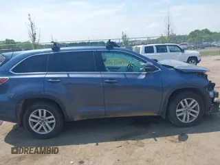 2016 Toyota Highlander LE z VIN 5TDBKRFH3GS226769, wystawiony jako IAAI lot #42156245 z przebiegiem 100 677 mil mil oraz . Historia ofert i sprzedaży dostępna na DreamBid. Obrazek 14.