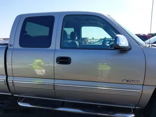 2000 Chevrolet Silverado 1500 LS with VIN 2GCEK19T0Y1205109, listed as a IAAI auction lot 41999548 with 159,571 mi miles. Bid and sale history available at carsss.com. Image 13.