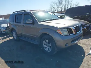2005 Nissan Pathfinder SE z VIN 5N1AR18W45C783950, wystawiony jako IAAI lot #41774140 z przebiegiem 234 137 mil mil oraz . Historia ofert i sprzedaży dostępna na DreamBid. Obrazek 1.