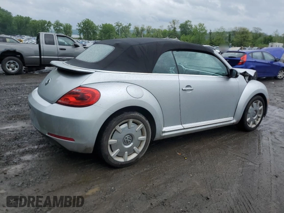 2013 Volkswagen Beetle 2.5L w/Sound/Nav z VIN 3VW5P7ATXDM812019, wystawiony jako Copart lot #56921485 z przebiegiem Nie podano mil oraz Szkoda całkowita • Salvage title. Historia ofert i sprzedaży dostępna na DreamBid. Obrazek 3.
