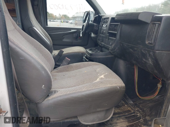 2015 GMC Savana Cargo z VIN 1GTW7FCF4F1900721, wystawiony jako IAAI lot #41721202 z przebiegiem 228 699 mil mil oraz . Historia ofert i sprzedaży dostępna na DreamBid. Obrazek 5.