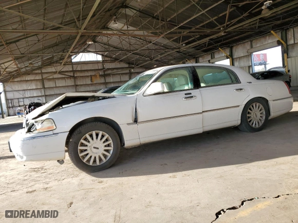 2005 Lincoln Town Car Signature Limited with VIN 1LNHM82W25Y671990, listed as a Copart auction lot 45221615 with 105,177 mi miles and Salvage Title. Bid and sale history available at carsss.com. Image 1.