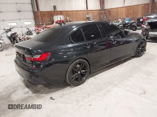 2021 BMW 3 Series M340i xDrive z VIN 3MW5U9J09M8B91584, wystawiony jako IAAI lot #42203384 z przebiegiem 42 688 mil mil oraz . Historia ofert i sprzedaży dostępna na DreamBid. Obrazek 4.