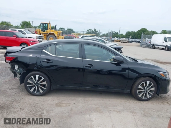 2025 Nissan Sentra SV z VIN 3N1AB8CV9SY292599, wystawiony jako IAAI lot #42399861 z przebiegiem 4 448 mil mil oraz . Historia ofert i sprzedaży dostępna na DreamBid. Obrazek 13.