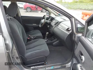 2012 Nissan Versa S z VIN 3N1BC1CP7CK800017, wystawiony jako IAAI lot #42270666 z przebiegiem 152 790 mil mil oraz . Historia ofert i sprzedaży dostępna na DreamBid. Obrazek 5.