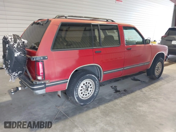 1993 Chevrolet Blazer z VIN 1GNDT13W2P2202181, wystawiony jako IAAI lot #42563244 z przebiegiem 143 439 mil mil oraz . Historia ofert i sprzedaży dostępna na DreamBid. Obrazek 4.
