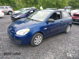 2008 Hyundai Accent GS z VIN KMHCM36C78U092518, wystawiony jako IAAI lot #42403233 z przebiegiem 92 668 mil mil oraz . Historia ofert i sprzedaży dostępna na DreamBid. Obrazek 2.