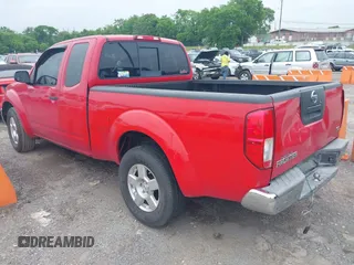 2008 Nissan Frontier SE z VIN 1N6AD06U78C418727, wystawiony jako IAAI lot #42215016 z przebiegiem 211 562 mil mil oraz . Historia ofert i sprzedaży dostępna na DreamBid. Obrazek 3.