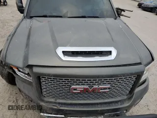 2017 GMC Sierra 2500HD Denali with VIN 1GT12UEY0HF119759, listed as a Copart auction lot 81334144 with 221,544 mi miles and Salvage Title. Bid and sale history available at carsss.com. Image 12.