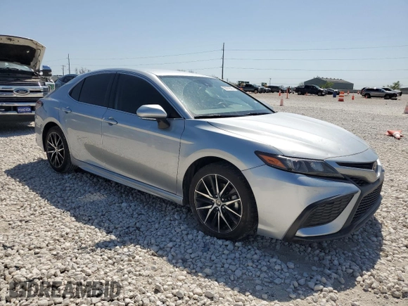 2022 Toyota Camry SE z VIN 4T1G11AK7NU695218, wystawiony jako Copart lot #50276535 z przebiegiem 64 539 mil mil oraz Czysty tytuł • Clean title. Historia ofert i sprzedaży dostępna na DreamBid. Obrazek 4.