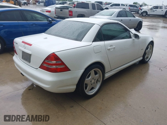 2001 Mercedes-Benz SLK 230/320 z VIN WDBKK65FX1F194536, wystawiony jako IAAI lot #41881130 z przebiegiem 108 544 mil mil oraz . Historia ofert i sprzedaży dostępna na DreamBid. Obrazek 4.